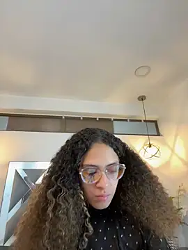 Hanna Cornee  online show from November 8, 2025, 5:05 pm