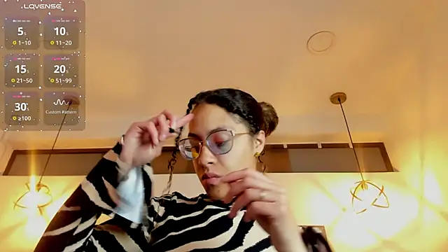 Hanna Cornee  online show from November 13, 2025, 1:15 pm