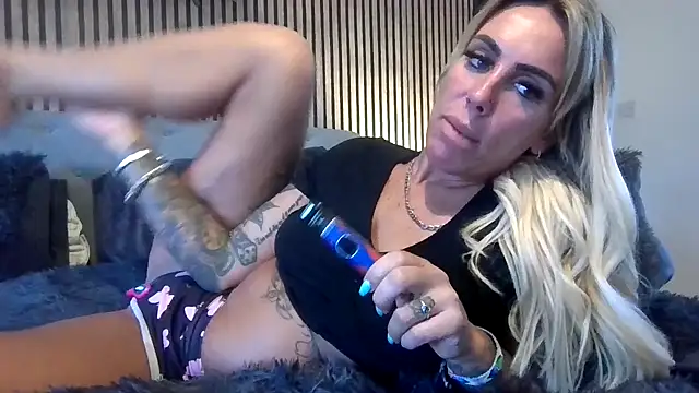 poppyinga1 online show from October 10, 2025, 6:36 am