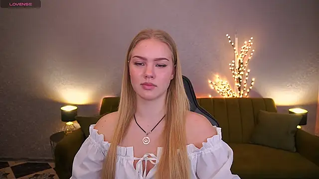 Snapshot of CelesteNoir chatting on November 12, 2025, 8:40 am CelesteNoir online show from November 12, 2025, 8:40 am