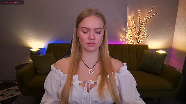 Snapshot of CelesteNoir chatting on November 13, 2025, 7:23 am CelesteNoir online show from November 13, 2025, 7:23 am