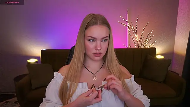 Snapshot of CelesteNoir chatting on November 18, 2025, 7:44 am CelesteNoir online show from November 18, 2025, 7:44 am