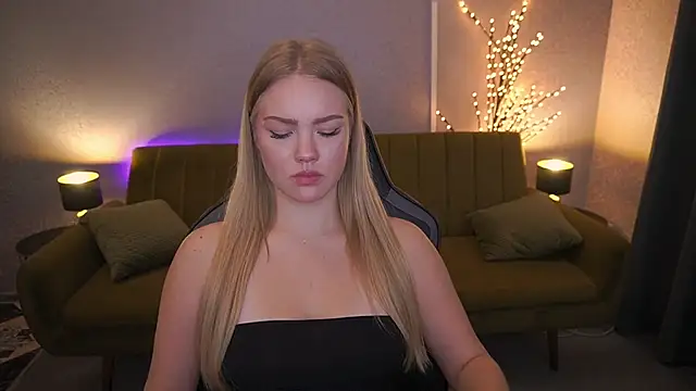 Snapshot of CelesteNoir chatting on October 2, 2025, 6:28 am CelesteNoir online show from October 2, 2025, 6:28 am