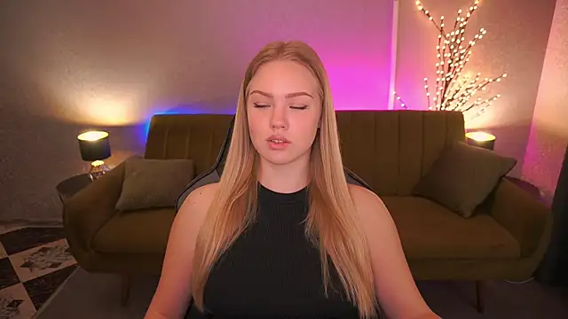 Snapshot of CelesteNoir chatting on October 7, 2025, 6:25 am CelesteNoir online show from October 7, 2025, 6:25 am