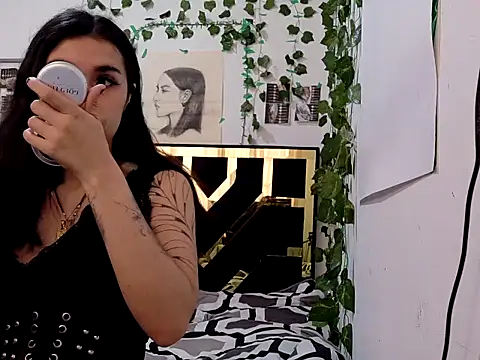 Snapshot of lucywhite13 chatting on September 18, 2025, 4:32 pm lucywhite13 online show from September 18, 2025, 4:32 pm