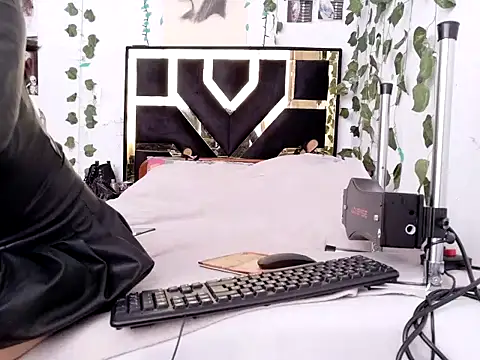 Snapshot of lucywhite13 chatting on November 12, 2025, 1:15 pm lucywhite13 online show from November 12, 2025, 1:15 pm