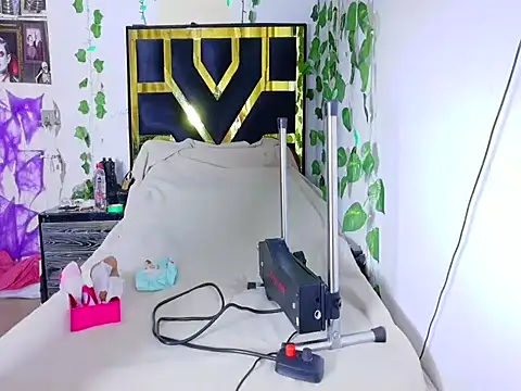 Snapshot of lucywhite13 chatting on October 19, 2025, 5:43 am lucywhite13 online show from October 19, 2025, 5:43 am