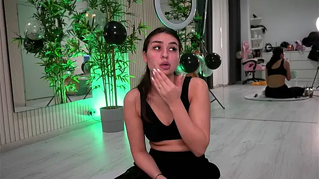 EmmaBlanco online show from October 31, 2025, 8:38 pm