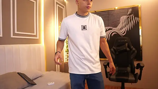 Snapshot of Ethan_occonor chatting on November 18, 2025, 12:30 pm Ethan occonor online show from November 18, 2025, 12:30 pm