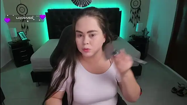 LolaVillalobos online show from October 5, 2025, 1:02 pm