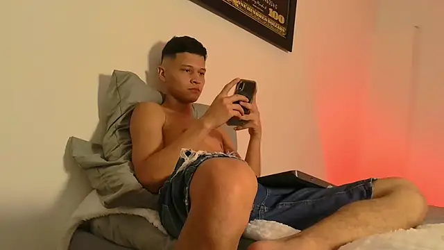 Snapshot of Twinkcock22 chatting on October 26, 2025, 12:55 am Twinkcock22 online show from October 26, 2025, 12:55 am