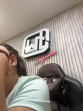 megvibes online show from November 10, 2025, 1:38 pm