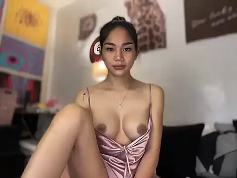 HoleeLaura online show from November 6, 2025, 6:45 pm