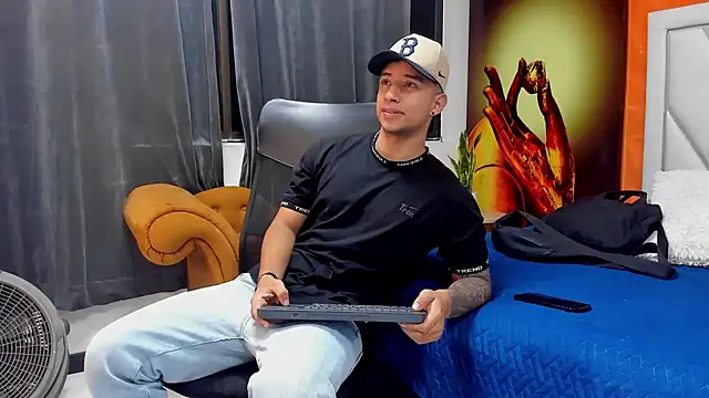 jaze bradley online show from November 29, 2025, 11:32 am