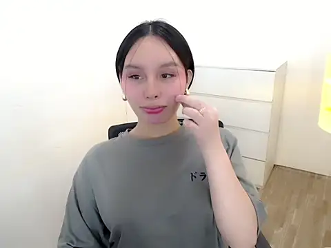 holly tabby online show from October 8, 2025, 8:31 pm