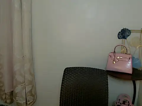 Snapshot of Annaloula chatting on November 19, 2025, 1:33 pm Annaloula online show from November 19, 2025, 1:33 pm