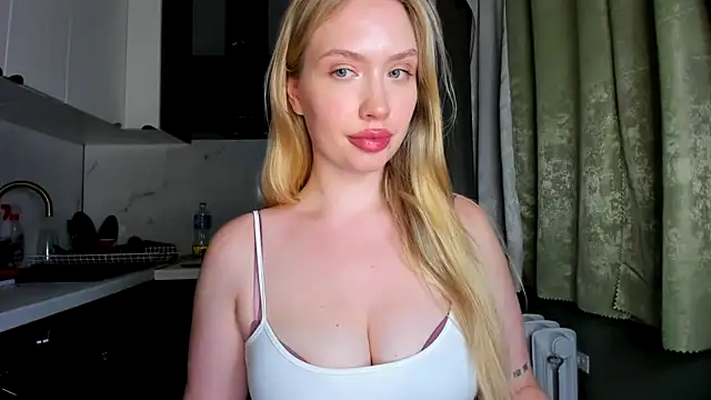 NicoleRiccii online show from October 5, 2025, 8:10 pm