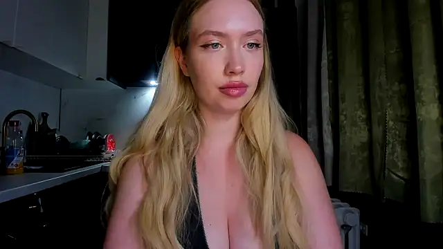 NicoleRiccii online show from September 15, 2025, 6:52 pm