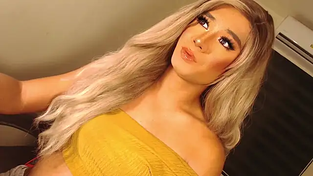 Snapshot of SissifyMeNow chatting on October 25, 2025, 4:18 pm SissifyMeNow online show from October 25, 2025, 4:18 pm