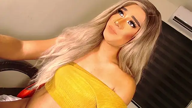 Snapshot of SissifyMeNow chatting on October 14, 2025, 9:58 pm SissifyMeNow online show from October 14, 2025, 9:58 pm