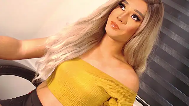 Snapshot of SissifyMeNow chatting on November 4, 2025, 2:15 am SissifyMeNow online show from November 4, 2025, 2:15 am