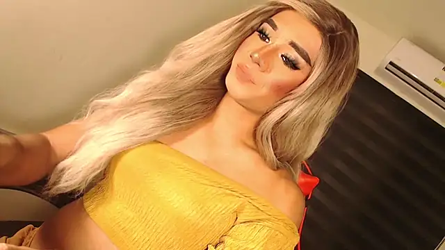 Snapshot of SissifyMeNow chatting on October 13, 2025, 7:37 pm SissifyMeNow online show from October 13, 2025, 7:37 pm