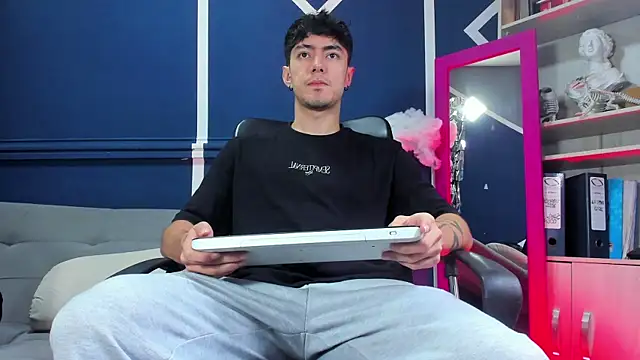 etham wolf  online show from November 28, 2025, 12:38 pm