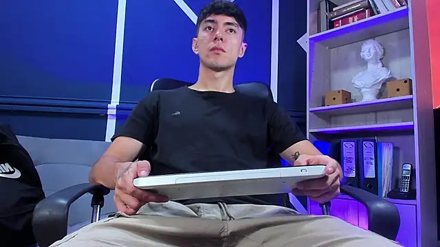 etham wolf  online show from October 8, 2025, 4:08 pm