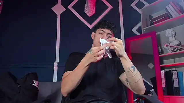 etham wolf  online show from November 27, 2025, 11:21 am