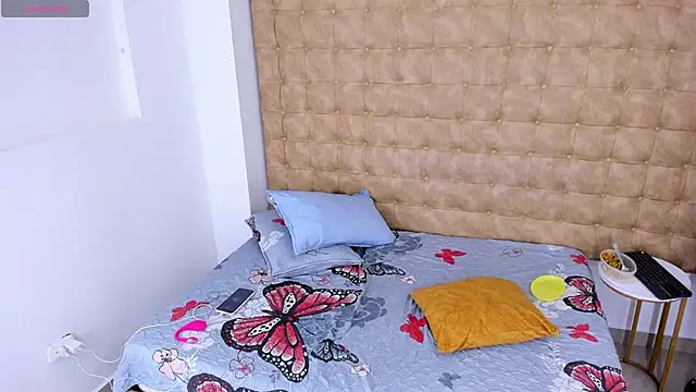 MiiaSmith   online show from November 27, 2025, 10:21 pm