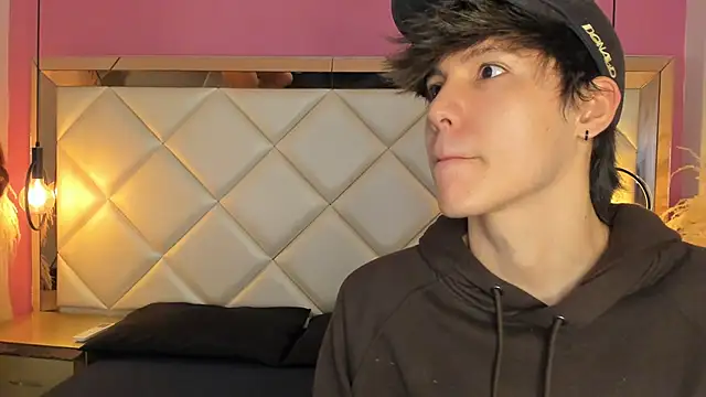 Daphne And Roger online show from September 18, 2025, 11:35 am