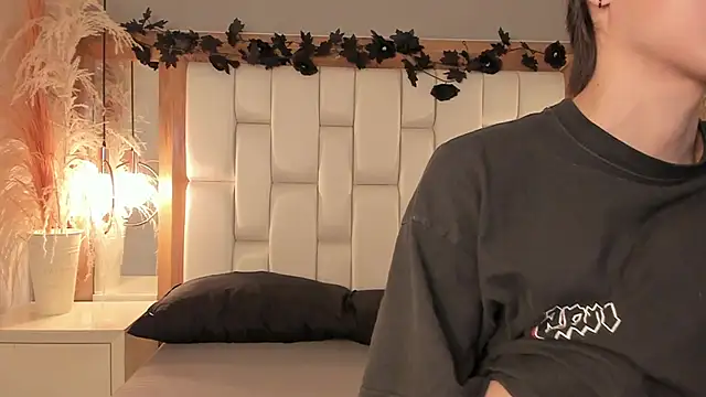 Daphne And Roger online show from November 7, 2025, 11:04 am