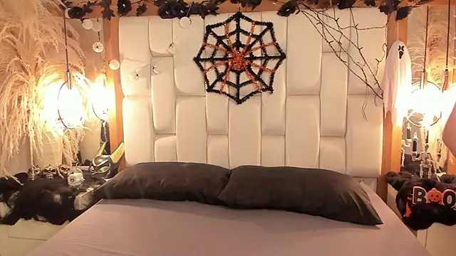 Daphne And Roger online show from October 31, 2025, 11:07 am