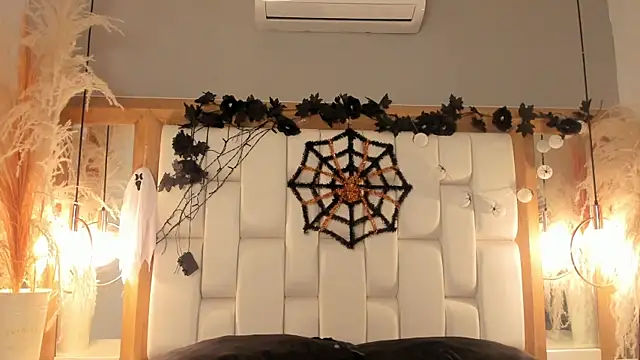 Daphne And Roger online show from October 30, 2025, 11:19 am