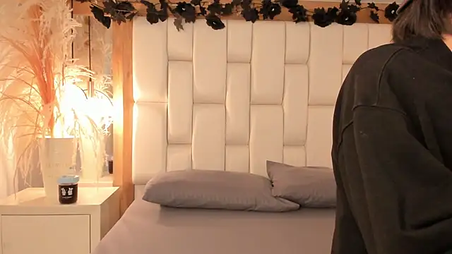 Daphne And Roger online show from December 5, 2025, 11:09 am