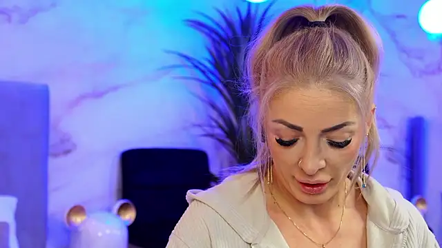 Izabellle02 online show from March 7, 2026, 5:03 am