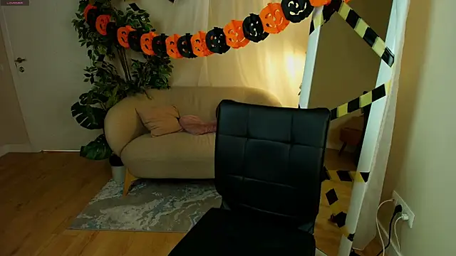 Mary Lane  online show from October 23, 2025, 8:18 pm