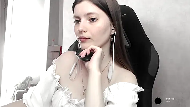 cute elfy  online show from September 12, 2025, 2:06 pm