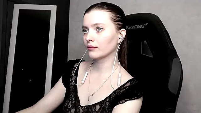 cute elfy  online show from September 19, 2025, 4:33 pm