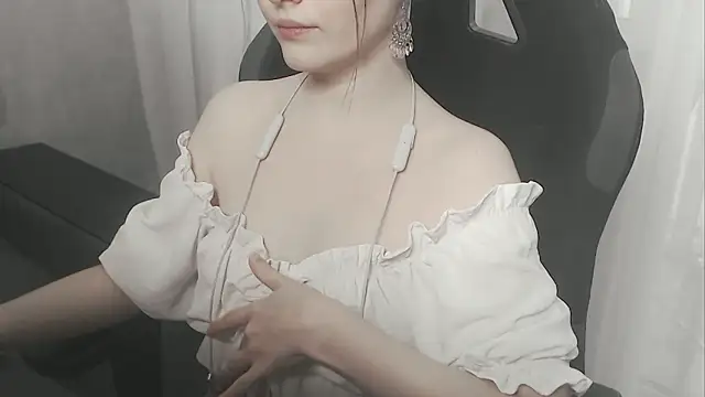 cute elfy  online show from February 7, 2026, 2:25 pm