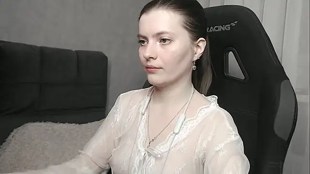 cute elfy  online show from November 12, 2025, 2:32 pm