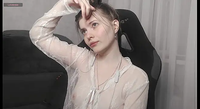 cute elfy  online show from December 5, 2025, 2:48 pm