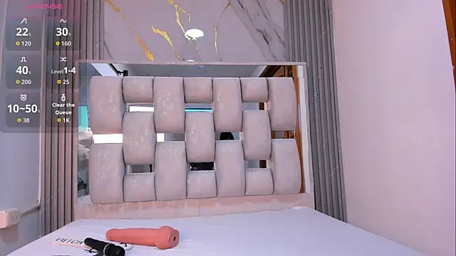 Wonderkloe  online show from April 18, 2026, 8:09 pm