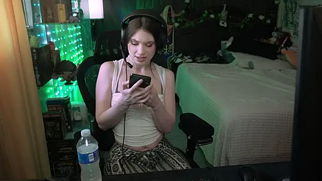 littlelune online show from April 7, 2026, 8:32 pm