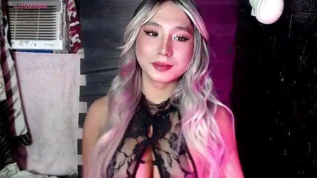 UrhotlucyTS online show from October 7, 2025, 9:32 am