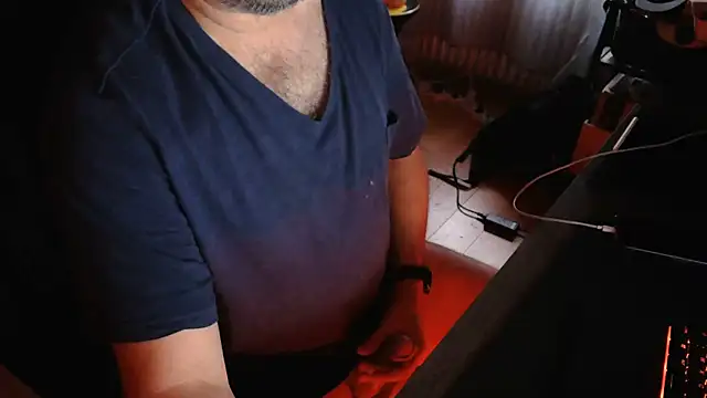 Snapshot of Hairyfred73 chatting on June 23, 2026, 4:32 am Hairyfred73 online show from June 23, 2026, 4:32 am