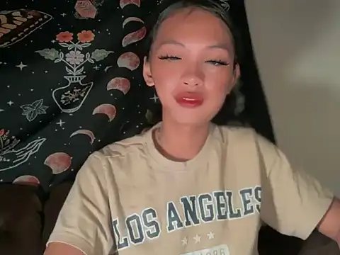 Snapshot of Simi_Ipit chatting on February 27, 2026, 1:17 am Simi Ipit online show from February 27, 2026, 1:17 am