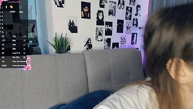 lovelyalivia online show from October 26, 2025, 9:10 am