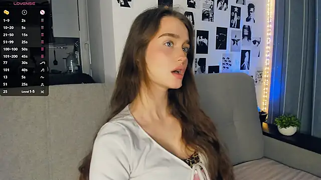 lovelyalivia online show from November 14, 2025, 9:24 am