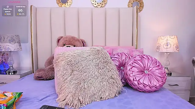 Mhia Sweet  online show from March 26, 2026, 1:42 pm